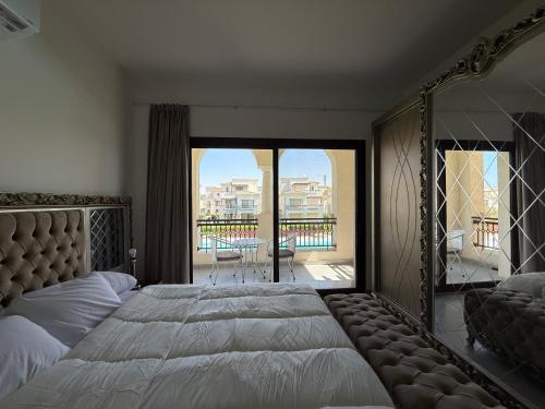 Postel nebo postele na pokoji v ubytování Marassi North Coast Villa 5 bedrooms with nanny room Direct access on Crystal Lagoon Salerno