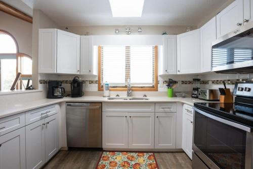 Cuisine ou kitchenette dans l'établissement Private Pool Oceanside Walkable to Downtown Duck