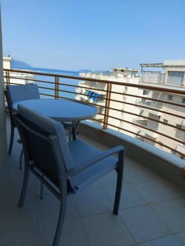 stół i krzesła na balkonie z widokiem na ocean w obiekcie Valona View we Wlorze