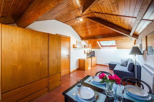 a living room with a dining table and a couch at Cozy Rooftop Flat - Steps from the sea - AC and WiFi in Santa Margherita Ligure