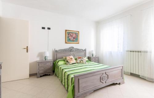 a bedroom with a bed with two pillows on it at Pet Friendly Home In Ne in Ne