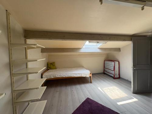 Cette chambre dispose de lits superposés et d'une échelle. dans l'établissement Maison Montpellier Nord 10 personnes, à Montpellier