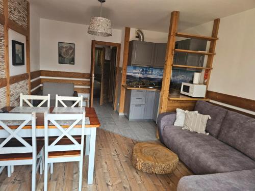 Kuchyňa alebo kuchynka v ubytovaní Krupówki i Styl, Krupówki Inn i Studio Miła w Centrum przy Krupówkach APARTZAKOP