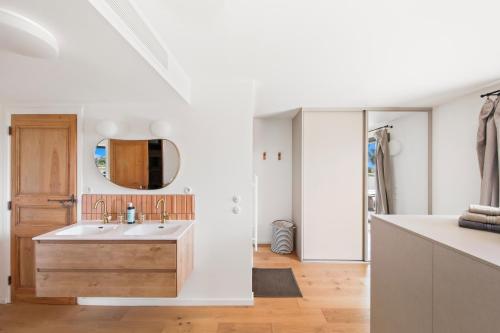 une salle de bain avec un lavabo et un miroir dans l'établissement Palmira Duplex jacuzzi, à Hyères