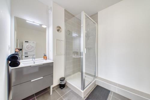 une salle de bain avec douche et lavabo dans l'établissement Appartement prestige 5 personnes, à Saint-Ouen
