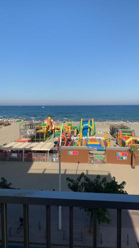 Soleil couchant aux reflets miel de la terre