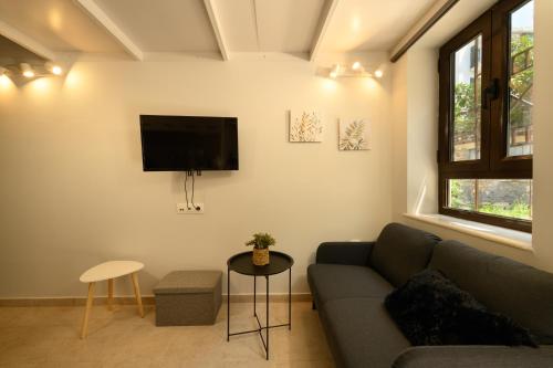Pitouni Mezzanines