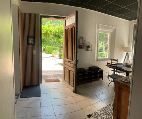 Le GarricにあるL appartement cosyの庭につながるドア付きの廊下