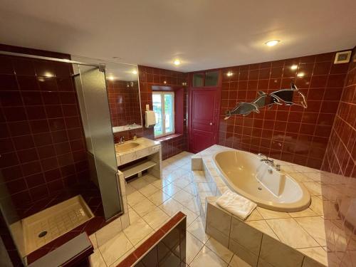 une salle de bain avec une baignoire, une douche et un lavabo dans l'établissement Domaine des Étoiles du Gâtinais, 