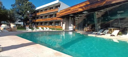 ein Schwimmbad vor einem Gebäude in der Unterkunft DOMUS AUDITORIUM in Villa Carlos Paz