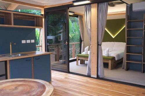 Postel nebo postele na pokoji v ubytování Evia Life Resort