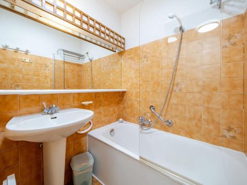 a bathroom with a sink and a toilet and a tub at Appartement 8 personnes, vue mer, Wi-Fi illimité - FR-1-827-29 in Roquebrune-Cap-Martin