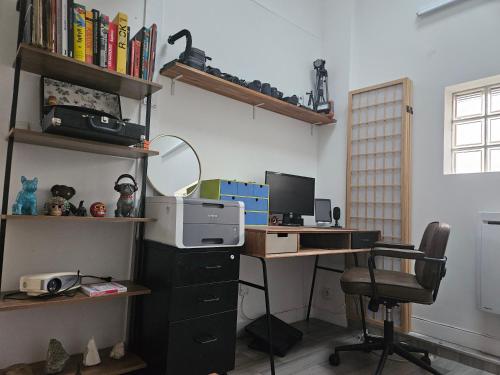 un bureau avec un bureau, un ordinateur et une chaise dans l'établissement Chambre 2 Maison Biarritz proche plage, à Biarritz