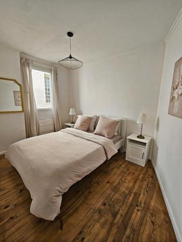 une chambre blanche avec un grand lit et une fenêtre dans l'établissement Le Faramineux, Élegant 2 chambres, à Avignon