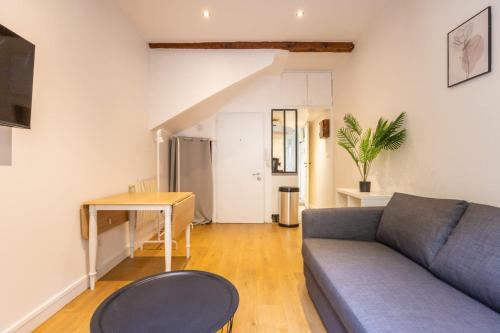 un salon avec un canapé et une table dans l'établissement Le Petit Paradis, à Marseille