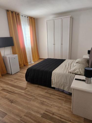 une chambre avec un lit et un parquet dans l'établissement Villa Patty, à Sala Bolognese