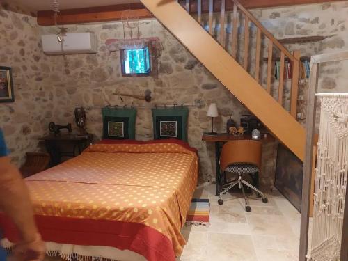 une chambre avec un lit et un escalier dans l'établissement Appartement confortable à Roujan de 50 m², à Roujan