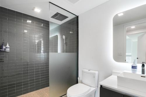 Ένα μπάνιο στο Luxury Condo w Rooftop Pool & Gym