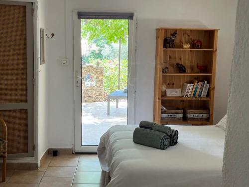 Postel nebo postele na pokoji v ubytování Le mazet en été en garrigue nimoise et parking