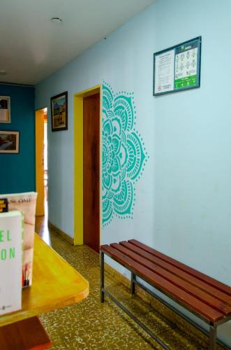 a bench in a room with a painting on the wall at Hospedaje Jazmin Cosquín in Cosquín