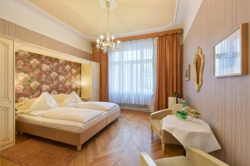 Postel nebo postele na pokoji v ubytování Hotel Pension Baronesse