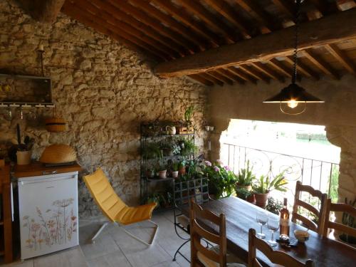 eine Küche und ein Esszimmer mit Tisch und Stühlen in der Unterkunft La Vita Dolce, Luberon in Grambois