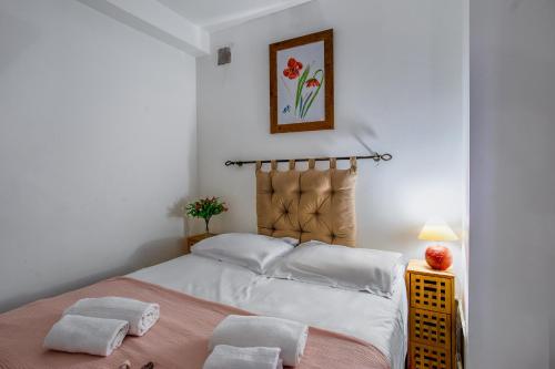 une chambre avec un grand lit avec deux serviettes dessus dans l'établissement LES CARAIBES AP4473 by Riviera Holiday Homes, à Nice