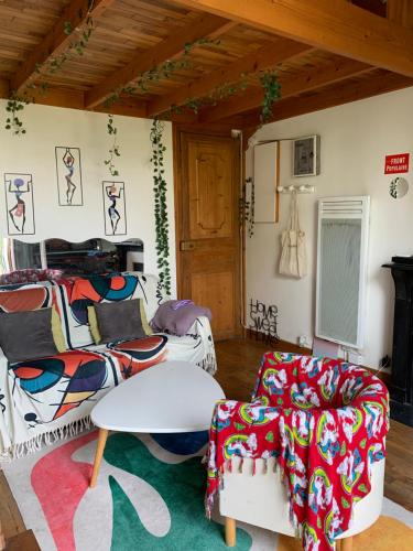 un salon avec une table et deux chaises dans l'établissement Magnifique appartement métro Voltaire, à Paris