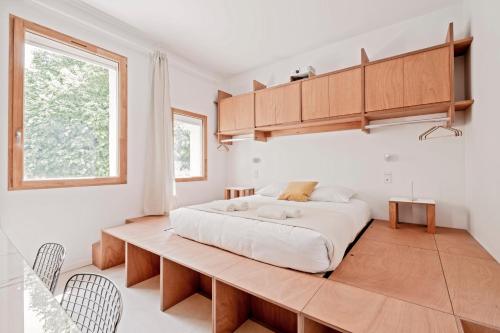 - une chambre avec un grand lit et une table en bois dans l'établissement Bel appartement dans le coeur de Bordeaux, à Bordeaux