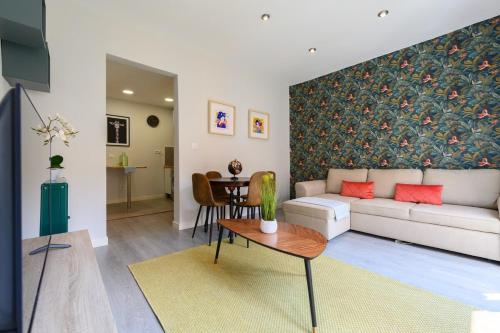 2 bedroom apartment with balcony in Madrid Temporary TEN602