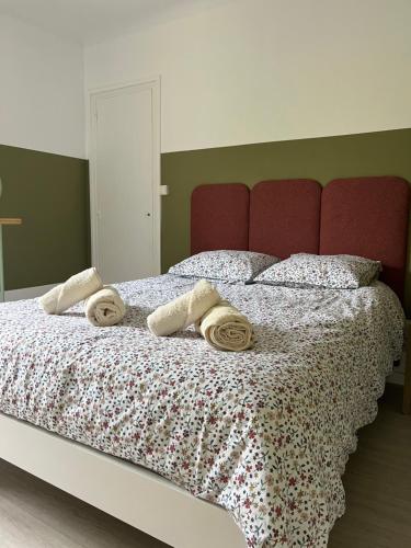 une chambre avec un lit avec des serviettes dessus dans l'établissement Joli T3 Centre ville, à Marseille