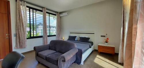 AfriqPnB NR Chambre Royale 3 située à Kribi Ebome avec Piscine et Bord de mer