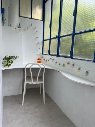 Cette chambre dispose de fenêtres et d'un bureau blanc avec une chaise. dans l'établissement Joli T3 Centre ville, à Marseille