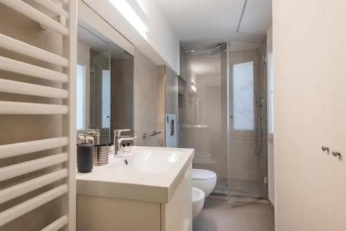 A bathroom at CDT Duomo