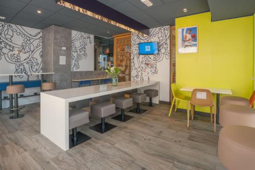 a lobby of a dental office with a yellow wall at Ibis Budget Madrid Calle Alcalá in Madrid