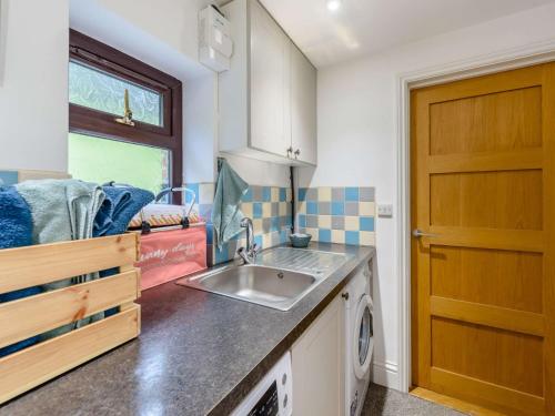 Η κουζίνα ή μικρή κουζίνα στο 3 Bed in Combe Martin 82866