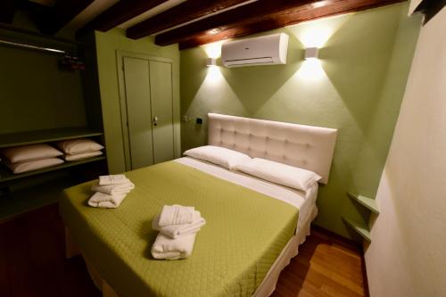 Postel nebo postele na pokoji v ubytování Luxury Cernaia Home alloggio di charme in palazzo dei Rolli centralissimo
