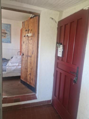 une chambre avec une porte et une chambre avec un lit dans l'établissement Maison de village vençoise, à Vence