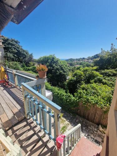un escalier en bois doté d'une plante en pot dans l'établissement Maison de village vençoise, à Vence