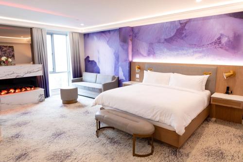 布鲁克林Iris Hotel Boston的卧室配有一张白色大床和紫色墙壁