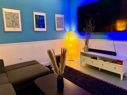 a living room with a couch and a flat screen tv at Luxury 5BR City Villa - Chic & Spacious - Families in Oldenburg