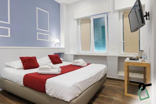 Ένα ή περισσότερα κρεβάτια σε δωμάτιο στο HOTIDAY Room Collection - Napoli Botanique