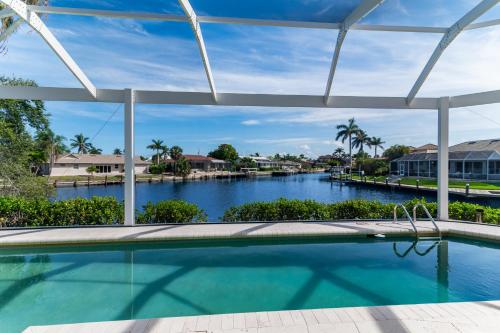 マルコ・アイランドにあるThe Seahorse House I Wide Views on Tip Lot Minutes from the Gulfの川の景色を望むスイミングプール