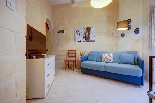 Ruang duduk di Traditional Maltese Townhouse with Roof Terrace