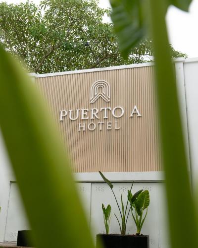 a building with a potted plant in front of it at Hotel PUERTO A in Gualeguaychú