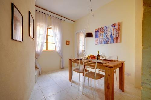 Gambar di galeri bagi Traditional Maltese Townhouse with Roof Terrace di Senglea