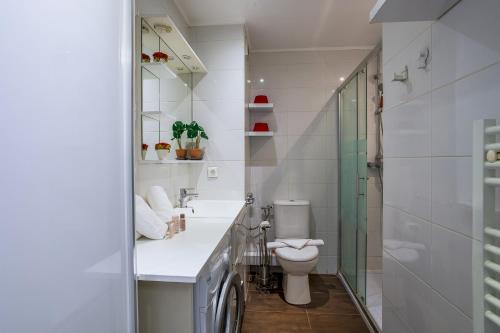 une salle de bain avec toilettes, lavabo et douche dans l'établissement LES CARAIBES AP4473 by Riviera Holiday Homes, à Nice