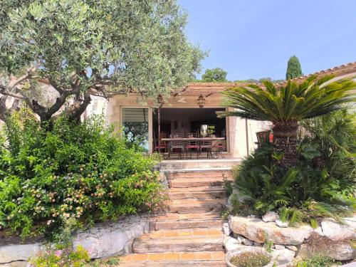 Κήπος έξω από το Sublime villa climatisée avec piscine vue mer et collines