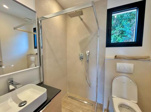 une salle de bain avec une douche, des toilettes et un lavabo dans l'établissement villa capricorne, à Sainte-Maxime
