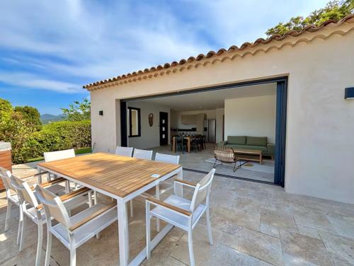 un patio avec une table, des chaises et un canapé dans l'établissement villa capricorne, à Sainte-Maxime